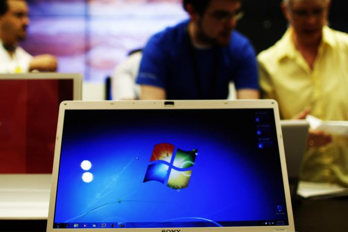 Windows 7 | Prepoznavno ozadje Windows 7. Operacijski sistem je bil velika prodajna uspešnica - Microsoft je v manj kot treh letih po izidu prodal skoraj 650 milijonov izvodov.  | Foto Reuters