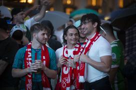 Spremljanje nogometne tekme Slovenija - Portugalska na POgačarjevem trgu v Ljubljani.