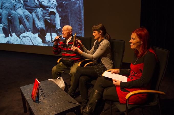 Kočevar je v družbi Mojce Volkar Trobevšek in predstavnice za stike z mediji na PZS Mance Čujež svojo alpinistično pot predstavil na pogovornem večeru v okviru 13. Festivala gorniškega filma.  | Foto: Igor Kuster/Festival gorniškega filma