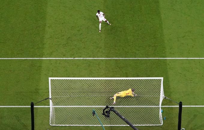 Thibaut Courtois je v deseti minuti ubranil 11-metrovko Alphonsu Daviesu. | Foto: Reuters