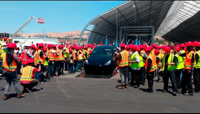 8. junij 2018 – prvi model 3 iz tovarne v Fremontu | Foto: Tesla