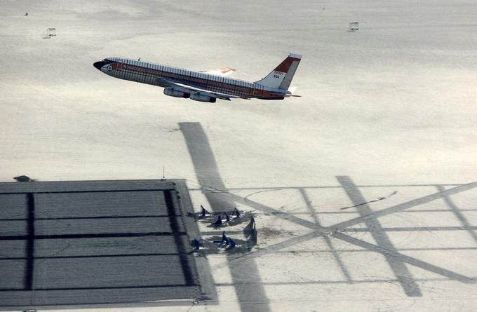 Odsluženi boeing 720 na daljinsko upravljanje se je kasnejši točki trka pred pravo "nesrečo" zelo tesno približal med kar 69 poskusnimi preleti. | Foto: NASA