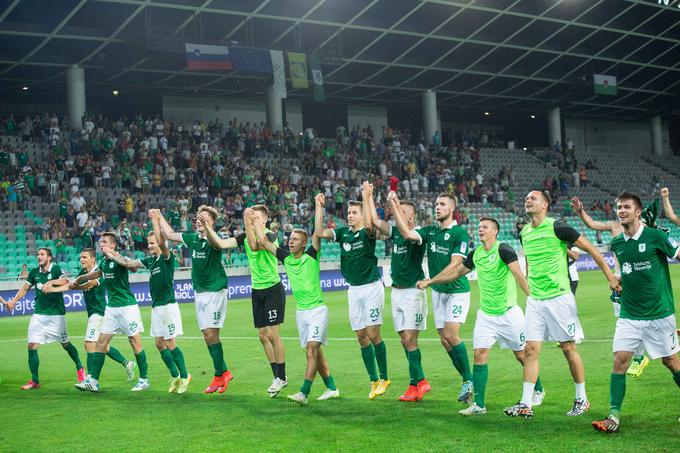 Začelo se je sredi lanskega poletja. Olimpija se je predstavila prvič kot projekt Milana Mandarića. V Stožice se je vrnila navijaška skupina Green Dragons, ki je zaradi nesoglasij s prejšnjim vodstvom kluba bojkotirala domače tekme. Dva zadetka je dosegel Rok Kronaveter, enega Nik Kapun in Andraž Šporar. Na tribunah je bilo solidno število za takratne ljubljanske nogometne razmere, dva tisoč gledalcev. Marijan Pušnik je kot trener debitiral z visoko zmago nad Gorico, igralci so se po koncu srečanja veselili z navijači, s katerimi so takoj vzpostavili posebno energijo. | Foto: 