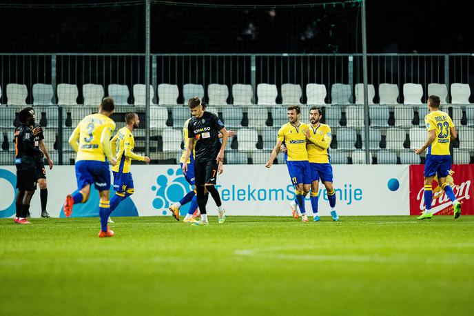 NK Koper NK Bravo | Koprčani so se vsaj do srede povzpeli na prvo mesto. | Foto Grega Valančič / Sportida