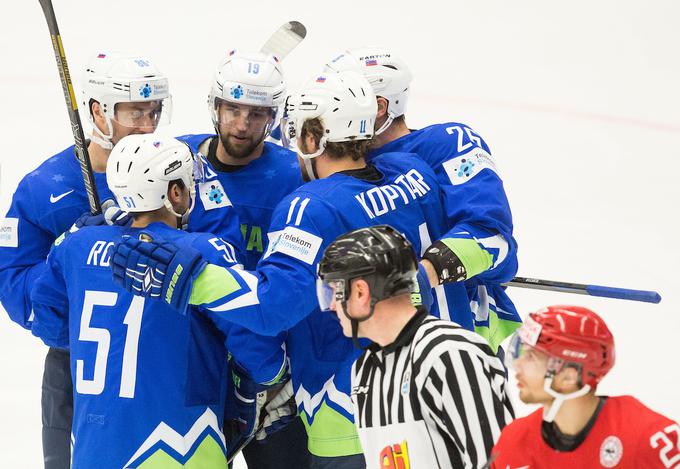 Tekmeci so odpadali eden za drugim. Nemočna je bila tudi favorizirana Danska, ki ji ni pomagala niti četica NHL-ovcev. | Foto: Vid Ponikvar