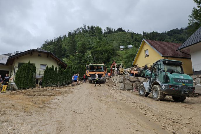 Kokra | "Vas je zdaj brez vode in danes smo imeli na ogledu projektante, ki se ukvarjajo z vodooskrbo, da nam pomagajo z nasveti, iz katere smeri pripeljati vodo," je povedal preddvorski župan Rok Roblek. | Foto STA