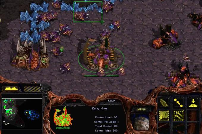 Prizor iz igre StarCraft, v kateri je igralec lahko izbral eno od treh ločin in se z njo bojeval proti drugim: tehnološko napredno raso Protossov, ljudem precej podobne Terrane in žuželčje Zerge (na sliki).  | Foto: YouTube