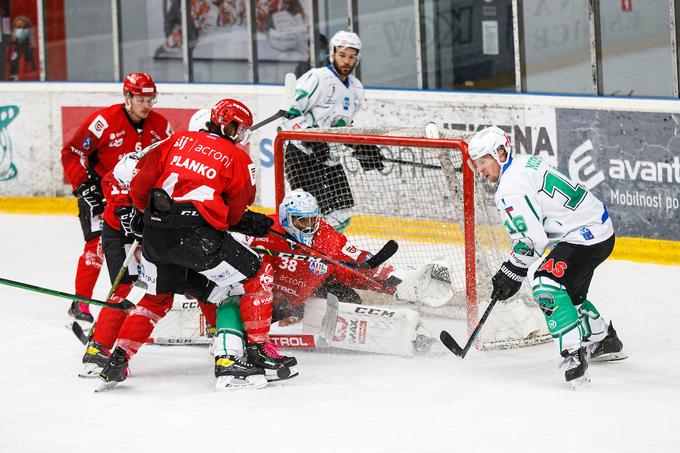 Železarji so imeli tokrat precej bolj razpoloženega vratarja, Oscar Froberg je zaustavil vseh 36 strelov Olimpije. Ta je, potem ko je Paavo Hölsä prejel tri gole, v zadnjem delu v gol poslala Luko Kolina.  | Foto: Peter Podobnik/Sportida