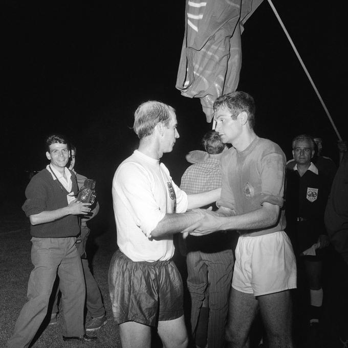 Pozdrav kapetanov Anglije in Jugoslavije Bobbyja Charltona in Mirsada Fazlagića, legendarnega branilca Sarajeva, na polfinalni tekmi evropskega prvenstva. Jugoslavija je izločila aktualnega svetovnega prvaka. | Foto: Guliverimage/Vladimir Fedorenko