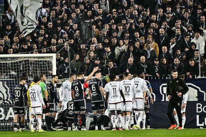 Po poškodbi Albertha Elisa je sledila osemminutna prekinitev. | Foto: Guliverimage