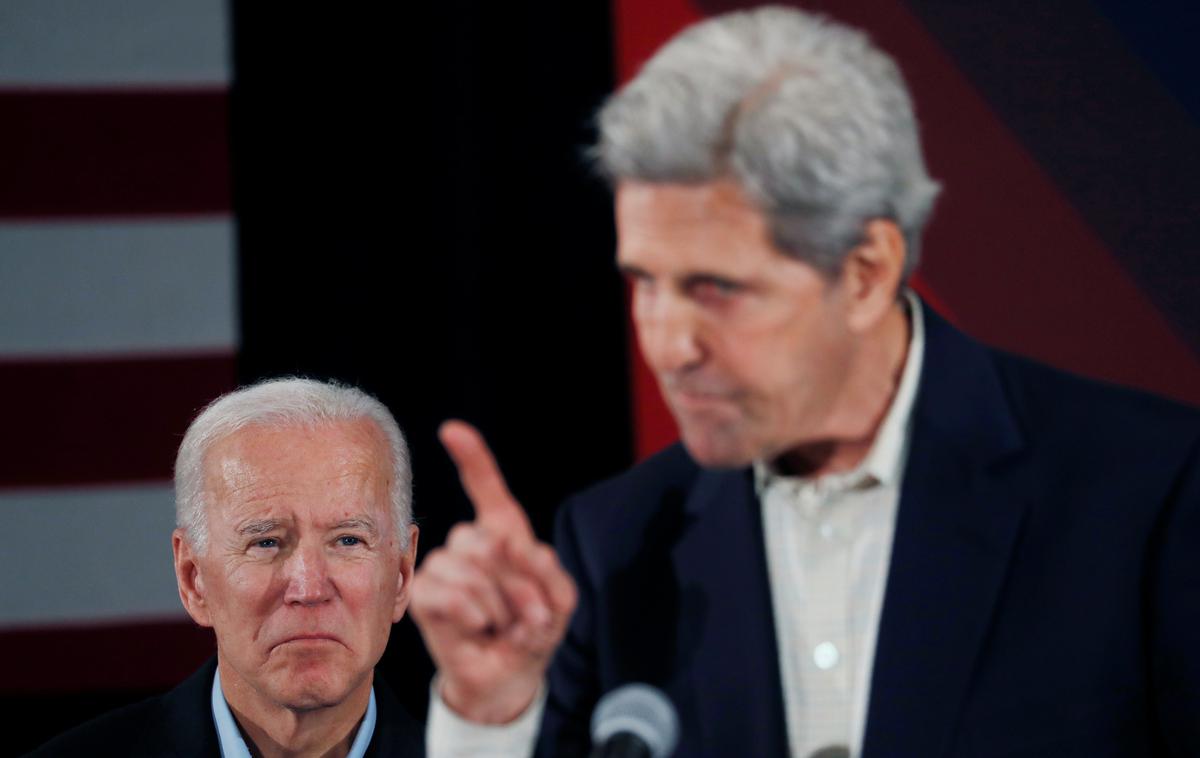 Joe Biden in John Kerry | Novoizvoljeni ameriški predsednik Joe Biden je z imenovanjem Johna Kerryja za posebnega odposlanca za podnebje nakazal, da pri vprašanjih podnebne krize ne bo sledil svojemu predhodniku Donaldu Trumpu. | Foto Reuters