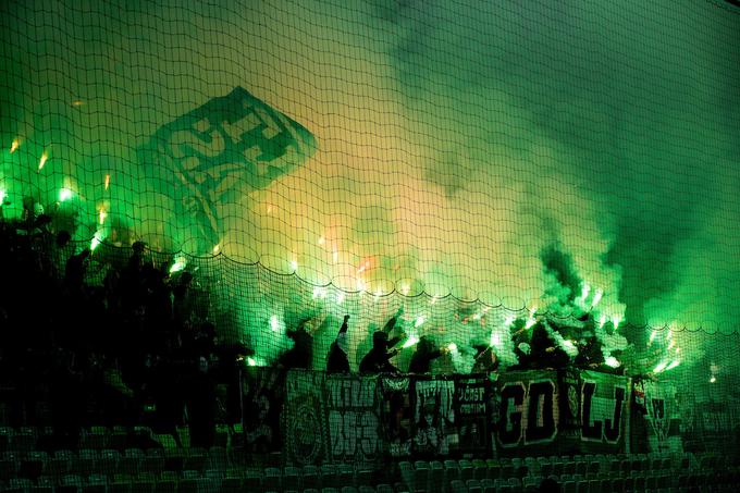 Navijači Olimpije so na srečanju s Krškim poskrbeli za barvit pirotehnični vložek. | Foto: Vid Ponikvar