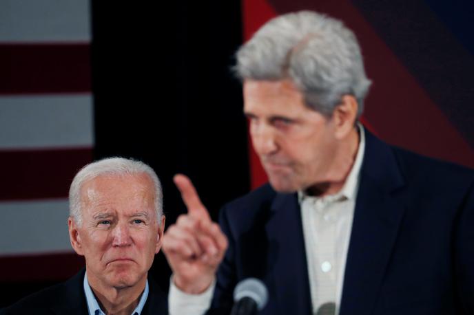 Joe Biden in John Kerry | Novoizvoljeni ameriški predsednik Joe Biden je z imenovanjem Johna Kerryja za posebnega odposlanca za podnebje nakazal, da pri vprašanjih podnebne krize ne bo sledil svojemu predhodniku Donaldu Trumpu. | Foto Reuters