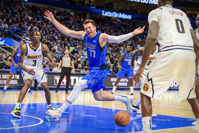 Dončić je bil edini košarkar pri Dallasu (Kristaps Porzignis zaradi upoštevanja covidprotokola ni kandidiral za srečanje), ki je presegel mejo 20 točk. | Foto: Reuters