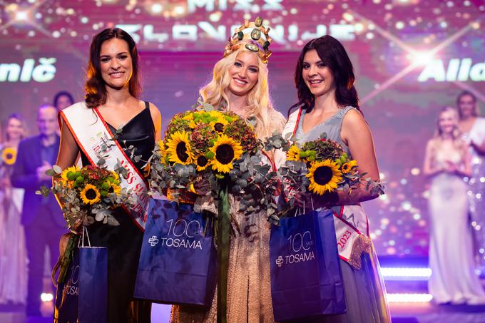 Aleksandra Matan, 15. mlečna kraljica Zelenih dolin Slovenije in 1. spremljevalka mis Slovenije 2023, Alida Tomanič, mis Slovenije 2023, ter Tijana Bektašević, 2. spremljevalka mis Slovenije 2023, na letošnjem izboru za mis Slovenije | Foto: Mediaspeed