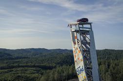 Velik SUV na vrh: to je najvišja plezalna stena na svetu #foto