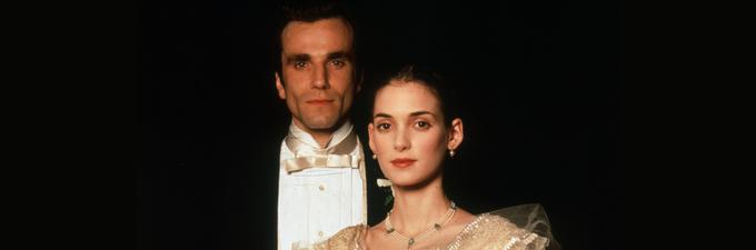 Romantična zgodovinska drama, ki jo je Scorsese posnel po istoimenski noveli Edith Wharton, spremlja mladega odvetnika, ki se zaljubi v sestrično svoje zaročenke. Ljubezenski trikotnik so odigrali Daniel Day-Lewis, Michelle Pfeiffer in Winona Ryder, film pa je prejel oskarja za najboljšo kostumografijo. • V nedeljo, 2. 9., ob 16.20 na TV 1000.* | Foto: 