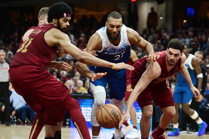 Rudy Gobert je imel v obrambi ogromno dela z Jarrettom Allenom, ki je dosegel 33 točk. To je njegov rekord kariere. | Foto: Reuters