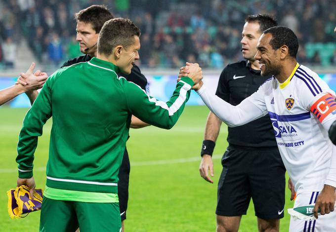 Kapetana večnih tekmecev Darijan Matić in Marcos Tavares sta bila pred tekmo dobre volje, po koncu srečanja pa jo je zadržal le Brazilec. | Foto: Vid Ponikvar