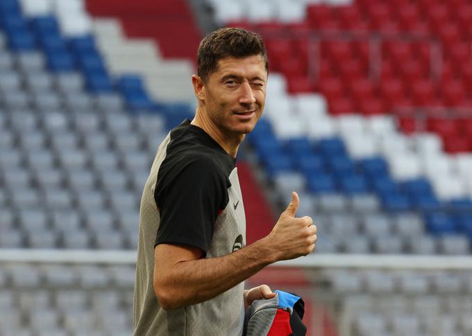 Lewandowski je nazaj na Allianz Areni. Takole je na ponedeljkovem treningu pozdravil fotografe. | Foto: Reuters