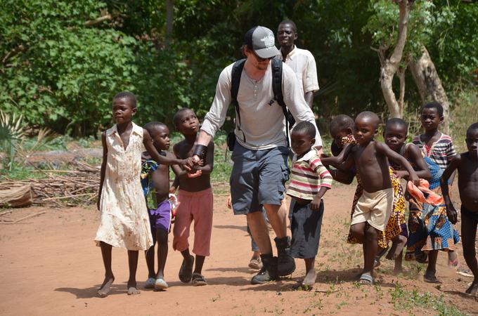 V dokumentarnem delu filma se ekipa z igralcem Primožem Bezjakom in tremi Codellijevimi potomkami odpravi po sledeh izginulega afriškega film. V Togu se Bezjak sreča tudi z domačini, ki še ohranjajo spomin na Codellijev tehnični podvig v Afriki. | Foto: Marko Frelih