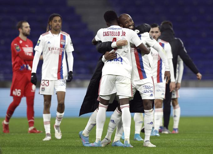 Lyon je v zaostalem srečanju 14. kroga, ki je bil prekinjen po tem, ko so domači navijači zvezdnika Marseilla Dimitrija Payet med izvajanjem kota zadeli s plastično steklenico, zmagal z 2:1. | Foto: Reuters