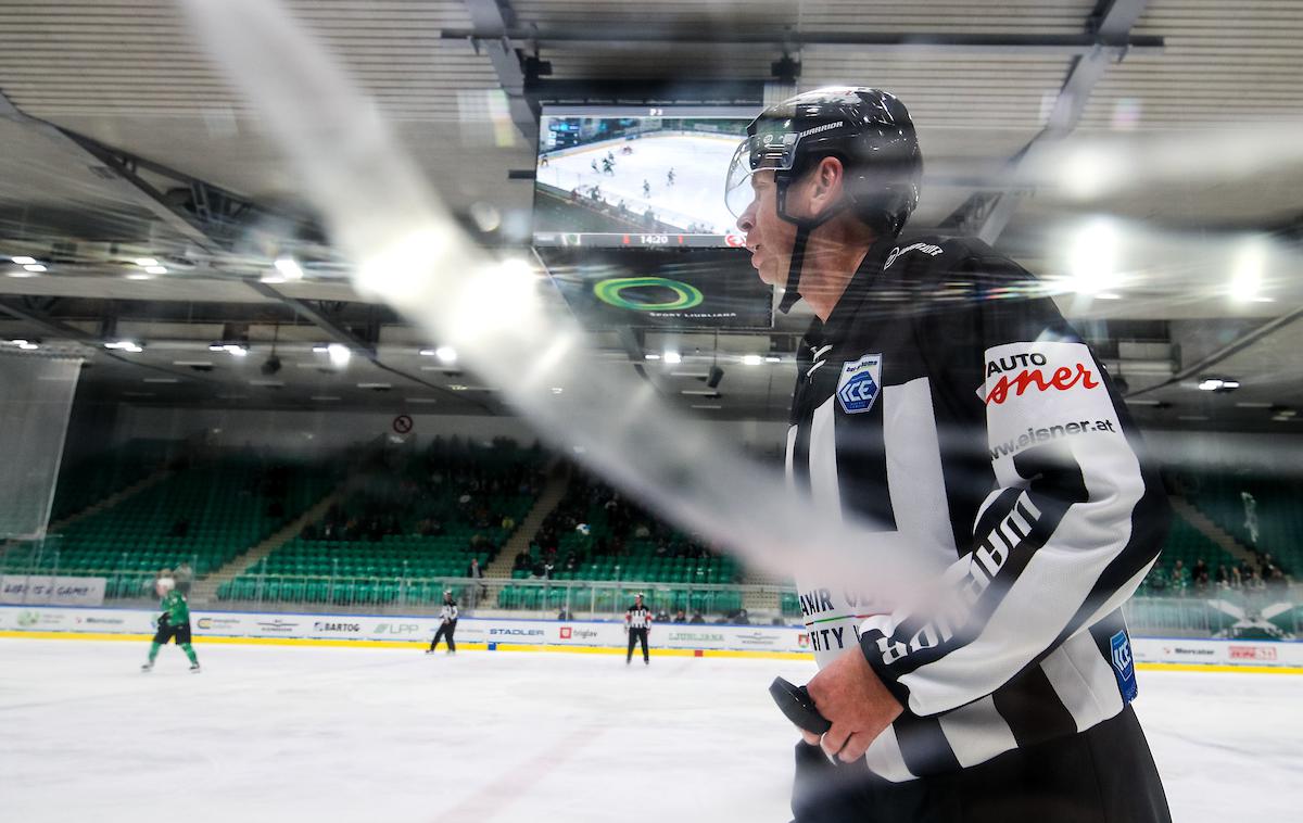 Pierre Racicot | Nedeljski obračun med Olimpijo in Znojmom je v Tivoliju potekal tudi pod budnim očesom linijskega sodnika Pierra Racicota, moža, ki ima za seboj več kot 2.100 tekem lige NHL, v kateri je zadnjič sodil 8. maja. | Foto Morgan Kristan/Sportida