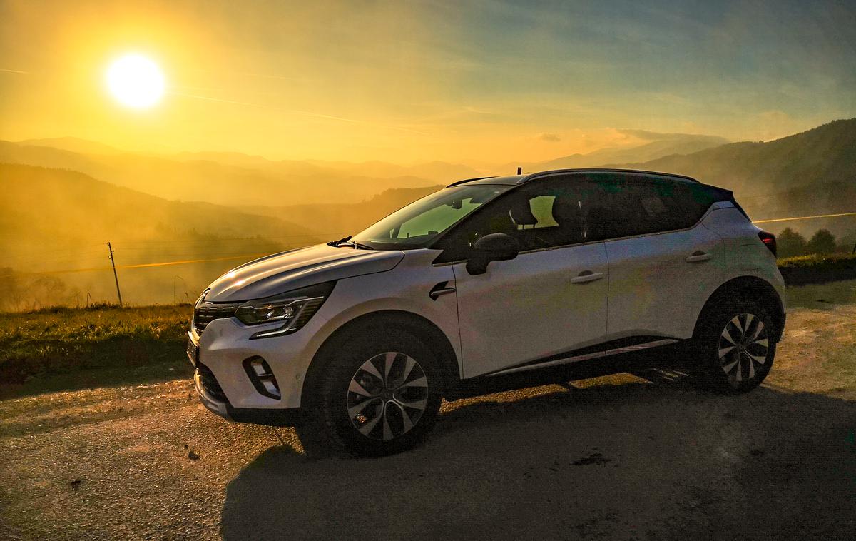 Renault captur hibrid | Priključno hibridne pogone najdemo v širšem naboru avtomobilov kot velja za zdaj pri povsem električnih vozilih. Taki hibridi združujejo klasični bencinski motor, elektromotor in manjšo litij-ionsko baterijo, z zasnovo športnega terenca ali križanca pa nudijo tudi dovolj avtomobilske svobode. Renault captur je prvi tak avtomobil v svojem razredu. | Foto Gregor Pavšič