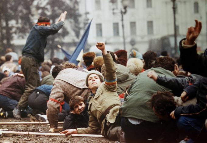 Cena, ki jo je plačala Romunija, je bila huda. Romunija je dobila celo vzdevek Ceauschwitz, Romuni pa so začeli romunskega diktatorja enačiti s transilvanskim grofom Drakulo, ki pije kri ljudem. Ne preseneča, da je bil prav v Romuniji najbolj krvav prehod v demokracijo. Nakopičen bes ljudi je bil zaradi strogosti režima in trdega prisilnega varčevanja pač velik. Na fotografiji: romunska vstaja leta 1989, ki je bila usodna za Nicolaeja Ceausescuja in njegovo ženo Eleno. | Foto: Reuters