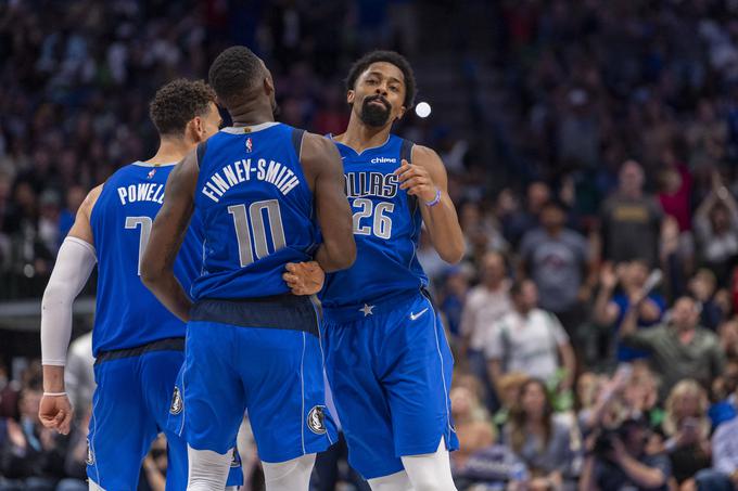 Dallas Mavericks je v tej sezoni odigral brez Luke Dončića 16 tekem. Sedem jih je dobil, devet pa izgubil. Ko je računal na pomoč Ljubljančana, jih je dobil 32, izgubil pa le 16. | Foto: Reuters