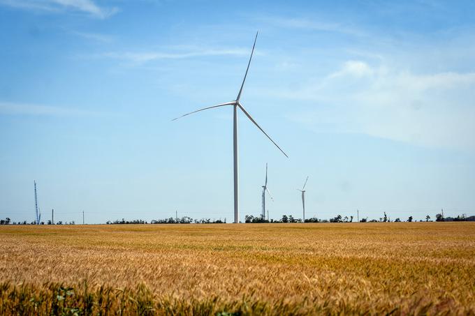 Rusom so v jugovzhodni Ukrajini padle v roke številne ukrajinske vetrne elektrarne. Na območju, ki je pod ruskim nadzorom, je tudi mesto Energodar, v katerem stoji največja jedrska elektrarna v Evropi – jedrska elektrarna Zaporožje. | Foto: Guliverimage/Vladimir Fedorenko