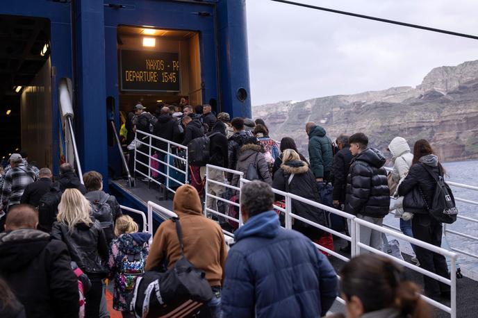 Santorini, potres, trajekt, odhod, ljudje | Zaradi niza potresov je v zadnjih dneh otok zapustilo več kot 11 tisoč ljudi. | Foto Reuters