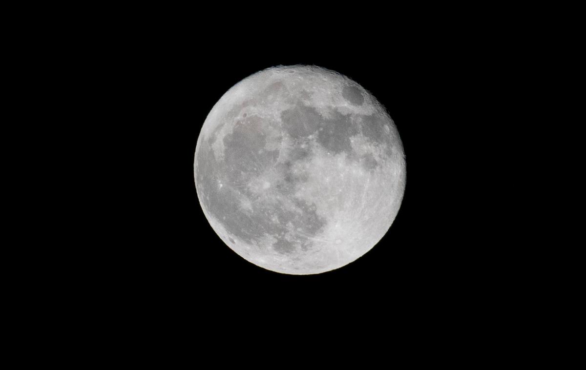 Luna | Po mnenju strokovnjakov ne gre le za geološko misijo, ampak tudi za pomemben preizkus kitajske tehnologije, na primer za morebitne prihodnje polete na Luno, kar je srednjeročni cilj Kitajske. | Foto Reuters