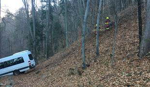 Minibus pri Cerknem zapeljal v globel, med poškodovanimi tudi otroci