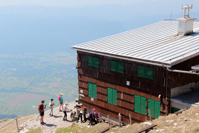 Na Prešernovi koči na Stolu nestrpno pričakujejo novo veliko pridobitev – cisterno za ogrevanje vode za gospodinjstvo. | Foto: Manca Čujež