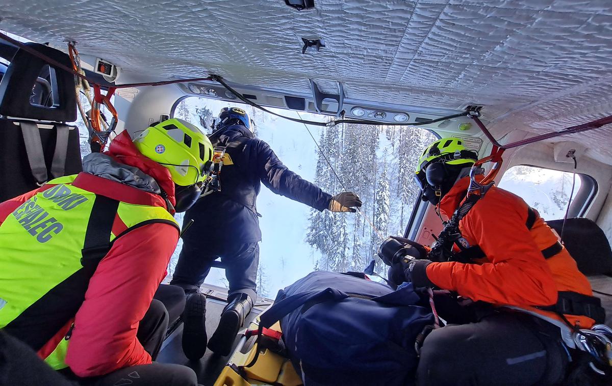 Reševanje v gorah | Trikrat je posredovala letalska policijska enota z dežurno ekipo za helikoptersko reševanje, še eno pa je zaradi zasedenosti policijskega helikopterja opravila reševalna ekipa s posadko helikopterja slovesnke vojske, so sporočili s Policijske uprave Kranj. | Foto PU Kranj