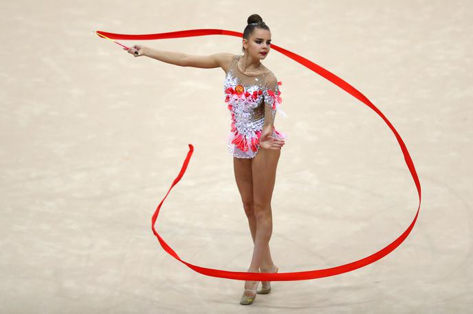 Dina Averina | Dina Averina je postala kraljica mnogoboja, zdaj pa so Rusinje osvojile še naslov prvakinj v skupinskih sestavah. | Foto Getty Images