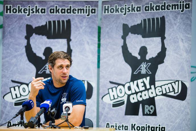 Anže Kopitar, hokejska akademija, Bled 2023 | Anže Kopitar se te dni mudi na Bledu, kjer v sodelovanju s Tomažem Razingarjem gosti osmo izvedbo hokejske akademije. | Foto Grega Valančič/Sportida