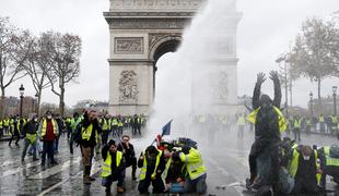 Macron: Pri protestih gre za nasprotovanje republiki