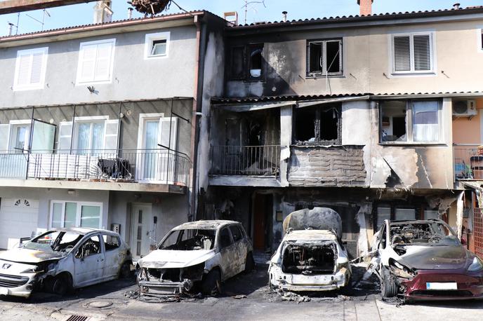 PU Koper |  V času požara je bilo v stanovanjskih hišah, ki jih je zajel ogenj, več stanovalcev, ki so zbežali iz svojih domov.  | Foto PU Koper