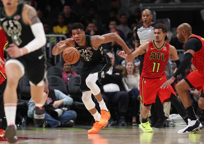 MVP prejšnje sezone Giannis Antetokounmpo (levo) je silovito začel tudi to sezono. Trae Young (desno) je zelo vroč in je najboljši strelec lige. | Foto: Reuters