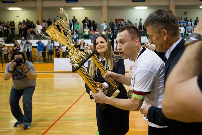 Takole se je veselil ene od mnogih lovorik z Dobovem, katerega kapetan je bil. | Foto: Urban Urbanc/Sportida