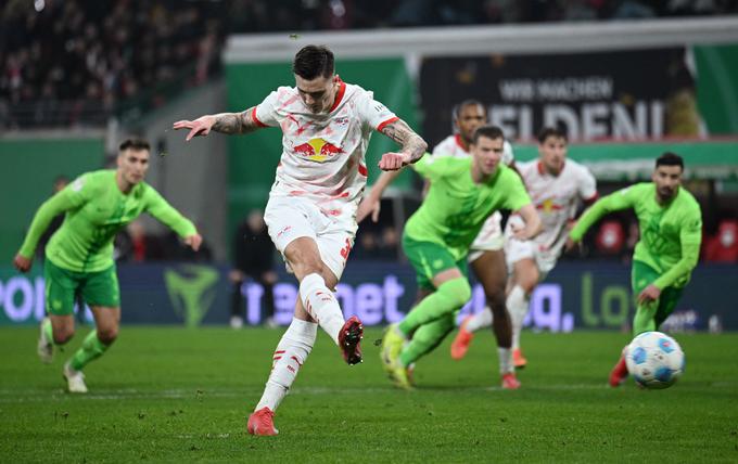 Benjamin Šeško je z bele točke (69. minuta) zadel za zmago in napredovanje z 1:0. | Foto: Reuters