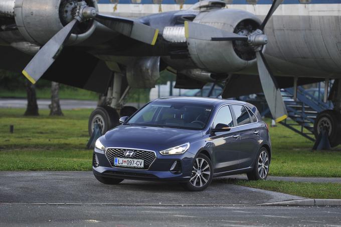 Hyundai i30 je naredil velik korak k najboljšim avtomobilom v najbolj konkurenčnem evropskem avtomobilskem razredu. S pridevnikom ljudski ne želi biti cenen oziroma dobiti statusa orodja za premagovanje razdalje od točke A do B. S to besedno zvezo Korejci merijo visoko, na vodilnega med zares številnimi tekmeci, da, na golfa. S tehnologijo in kakovostjo se ta avtomobil brez zadržkov lahko pripelje ob bok kralja širokih množic iz Wolfsburga.  | Foto: Jure Gregorčič