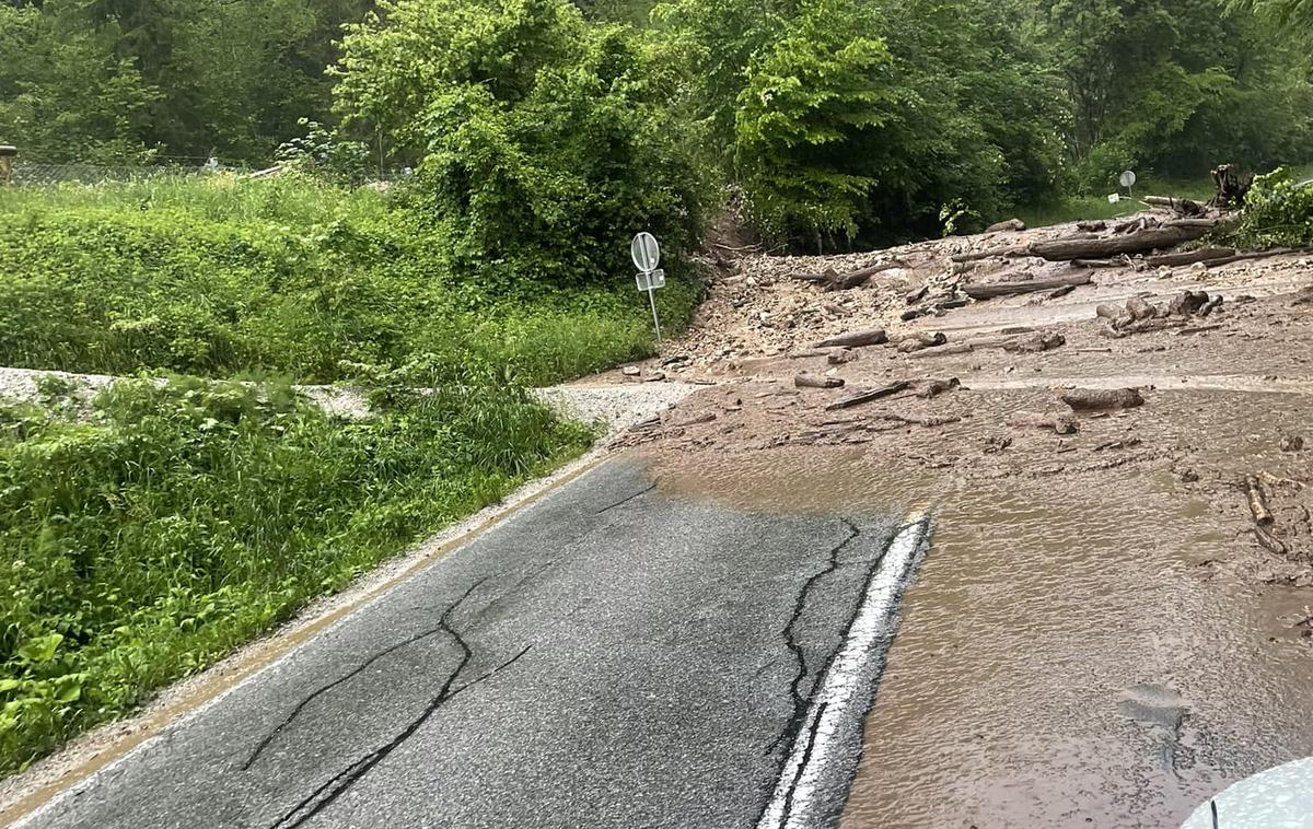 zemeljski plaz | Fotografijo s terena so objavili na omrežju Facebook. Zvečer se bodo predvsem v zahodnih in osrednjih delih Slovenije še pojavljale posamezne krajevne plohe in nevihte, pa poroča STA. | Foto Facebook/infoPot/Peter Ukanc in Aleš Rozman (Meteoinfo Slovenija)