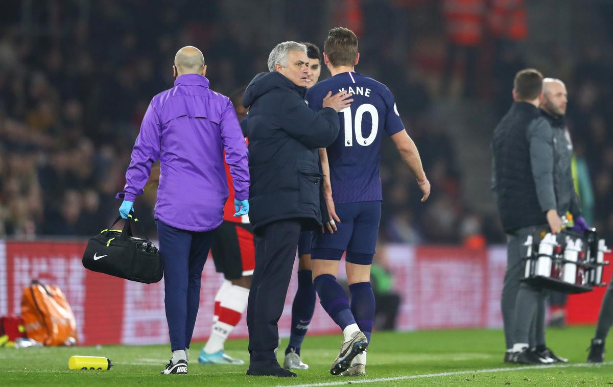 Harry Kane, Jose Mourinho | Takole je poškodovani Harry Kane po poškodbi odkorakal z igrišča mimo Joseja Mourinha. | Foto Getty Images