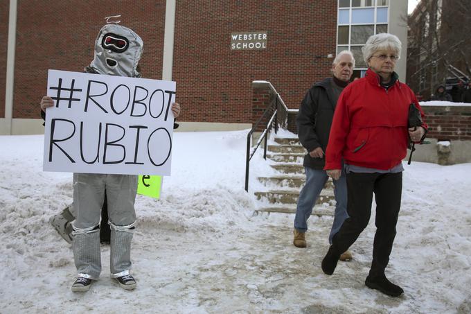 V robota preoblečen moški je v New Hampshiru na volilni dan takole pričakoval prihod republikanskega kandidata Marca Rubia. | Foto: Reuters