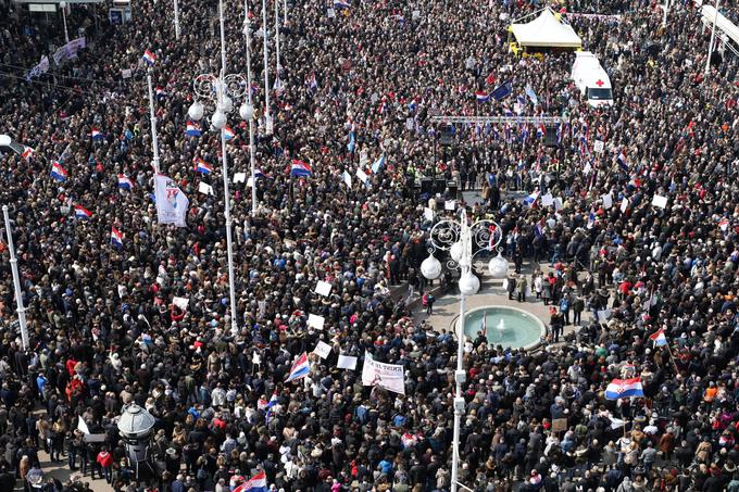 Protestniki so se ustavili na Trgu bana Jelačića, kjer so odpeli hrvaško himno ter nasprotovali premierju Plenkoviću s klici "izdaja". Prvi govorci so poudarili, da konvencija ne bo pomagala ženskam žrtvam nasilja, temveč bo uveljavila teorijo spola v hrvaško zakonodajo, šole, športna društva in verske skupnosti ter prisilila hrvaško družbo, naj sprejme teorijo spola kot "nujno resnico". | Foto: Reuters