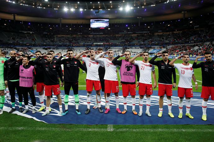 Turčija | Turški reprezentanti so na petkovi tekmi v Istanbulu z vojaškimi pozdravi izrazili podporo turški ofenzivi proti Kurdom v Siriji. | Foto Reuters