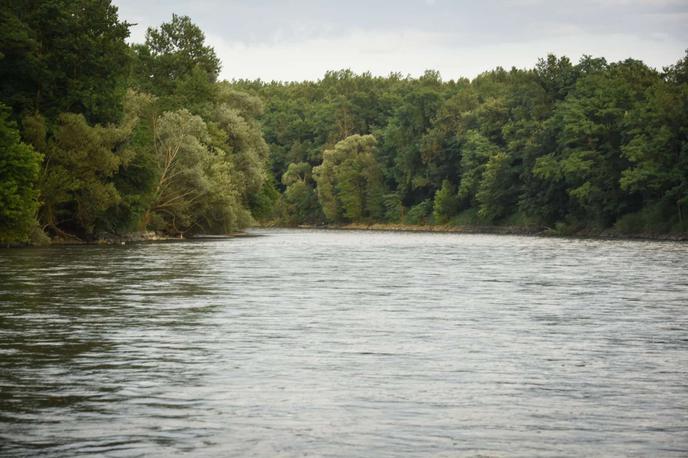 Reka Mura | Pogrešanega iščejo že četrti dan.  | Foto STA